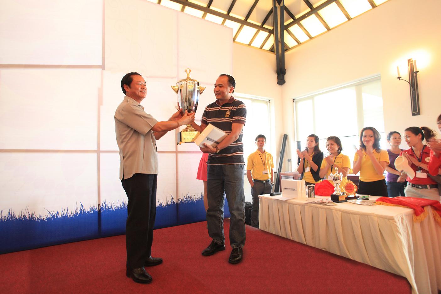 Tổng Tham mưu trưởng Quân đội Nhân dân Việt Nam Đỗ Bá Tỵ trao cúp Giải golf giao hữu Bộ Quốc phòng  cho Chủ tịch công ty Quốc tế IQCT (10/2011)